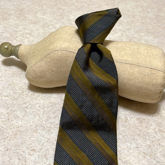 VINTAGE CHRISTIAN DIOR 100% SILK WOVEN STRIPED TIE - Picture 2 of 6